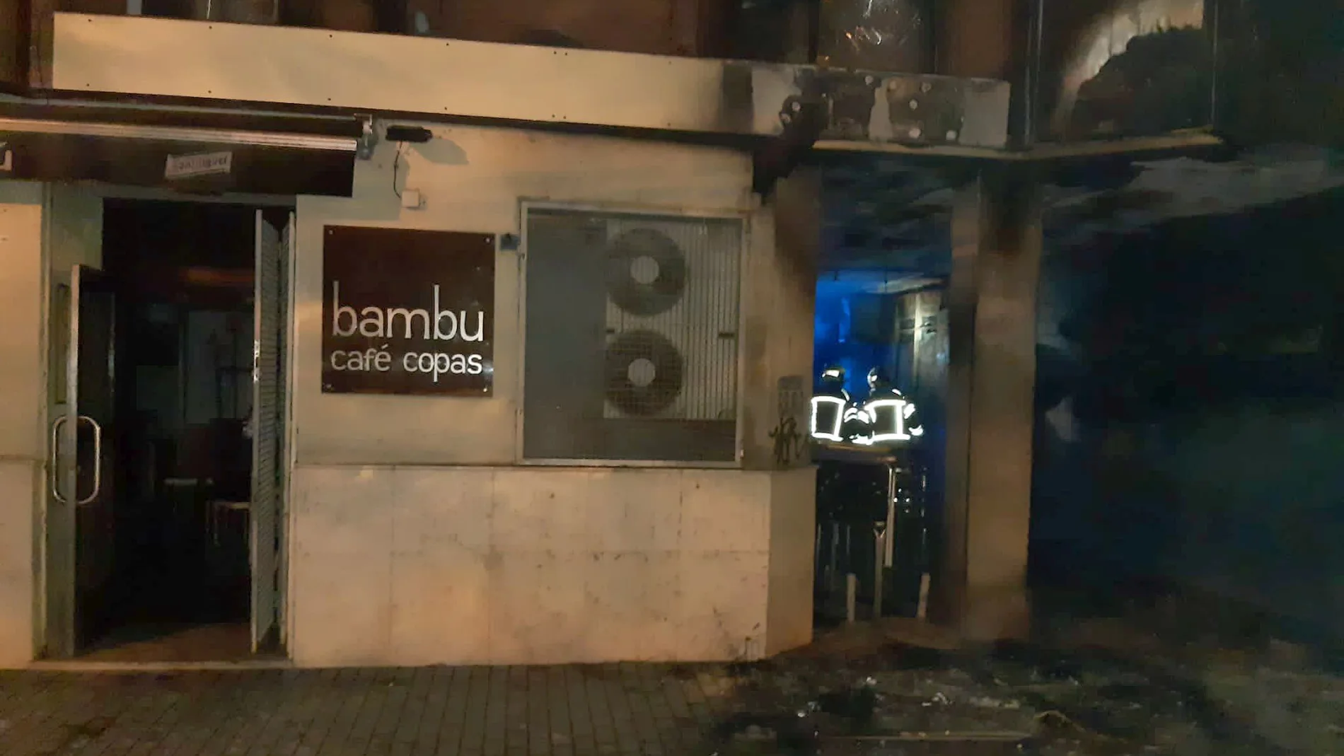 Incendio de varias sillas apiladas que correspond�an a la terrada del Bar Bamb�, en el barrio de La Victoria de Valladolid