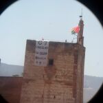 Cuelgan una pancarta en la Alhambra