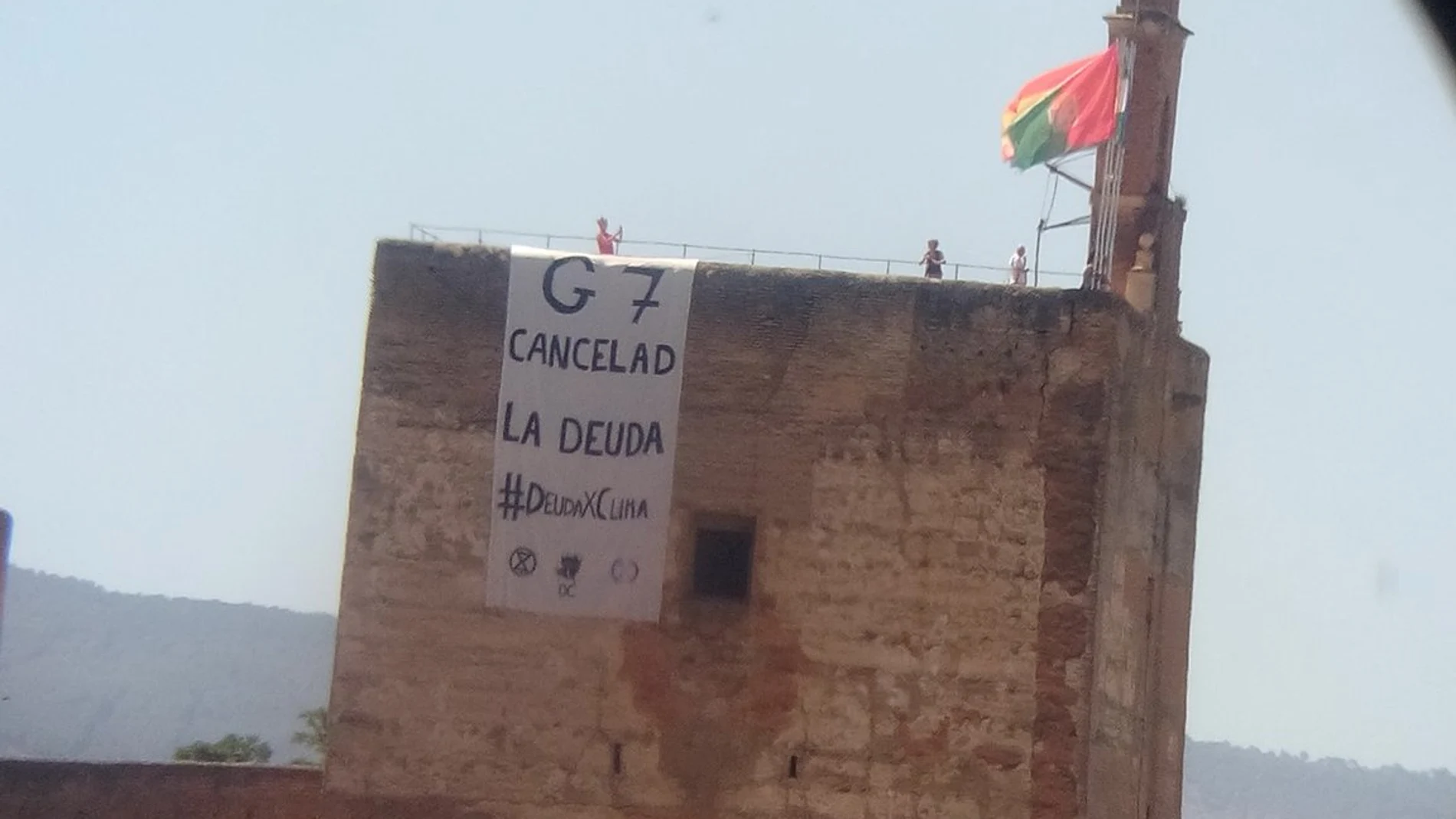 Cuelgan una pancarta en la Alhambra