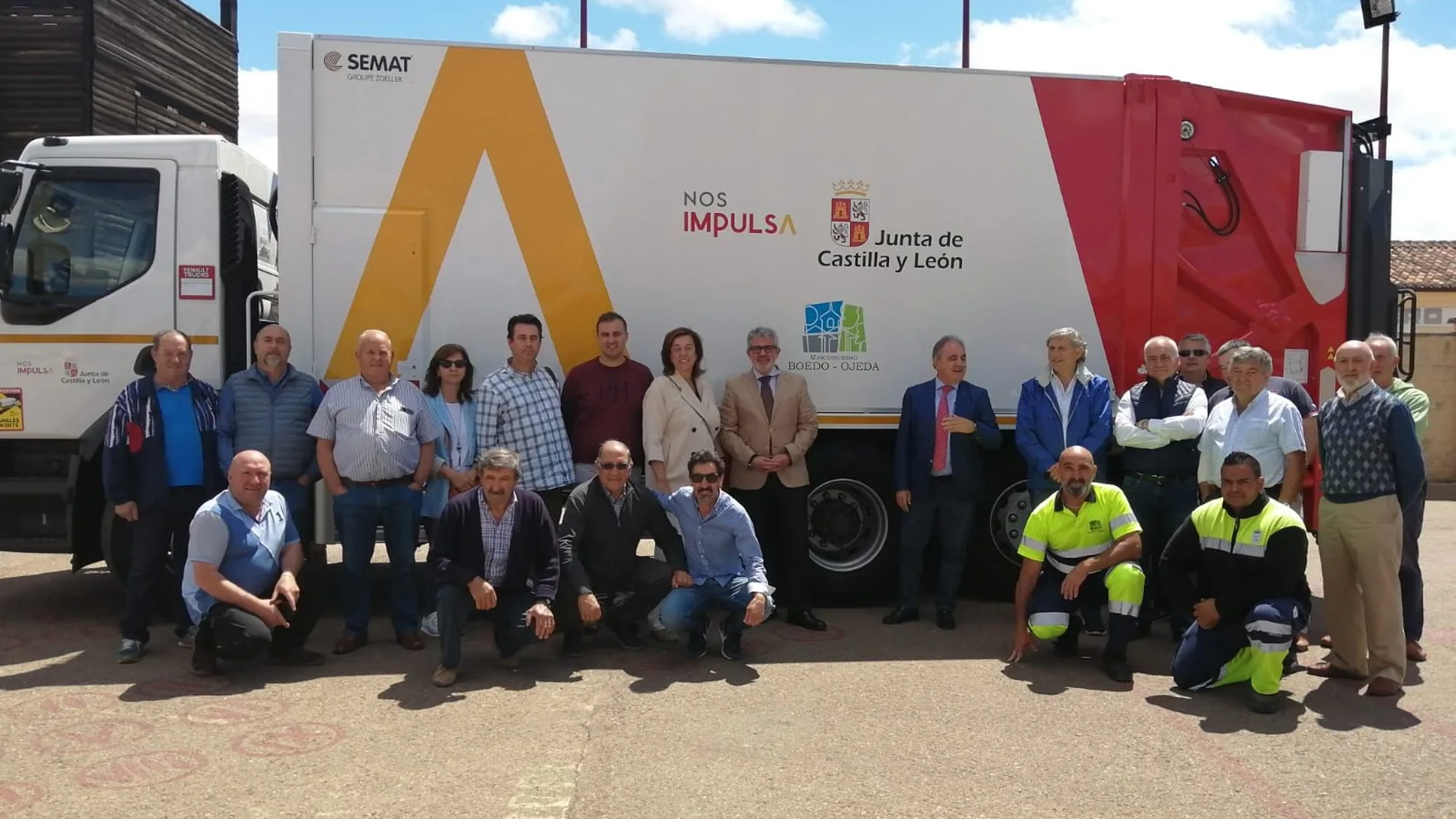Presentación del nuevo camión de recogida de residuos urbanos de la mancomunidad de Ojeda-Boedo, con el director de Administración Local, Emilio Arroita y la presidenta de la Diputación de Palencia, Ángeles Armisén