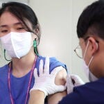 Una sanitaria recibe la vacuna de la viruela del mono en el National Medical Center de Seul (Corea del Sur)