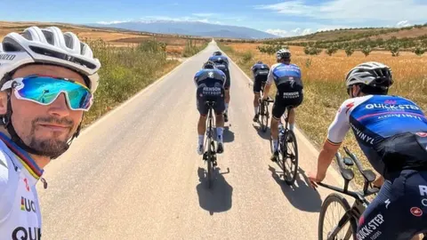 Alaphilippe, durante sus entrenamientos en España con varios compañeros