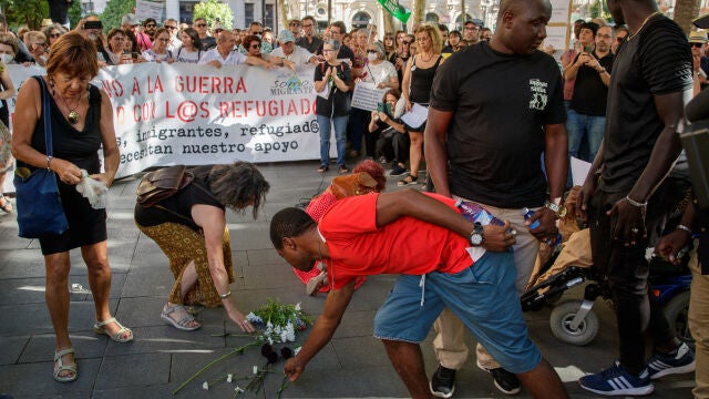 Unas doscientas personas, convocadas por la Asamblea por Andalucía, se han concentrado en la Plaza Nueva de Sevilla en protesta por la muerte el pasado fin de semana de más de una treintena de inmigrantes en la frontera con Melilla, tras ser repelidos por la policía marroquí, que provocó también heridas a otras cientos de personas. EFE/Julio Muñoz