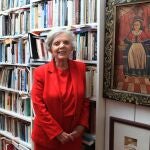Elena Poniatowska junto a su biblioteca en Ciudad de México