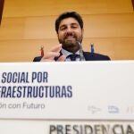 El presidente de la Región de Murcia, Fernando López Miras, preside el acto de presentación del Pacto Social por las Infraestructuras del Transporte de la Región, en el Palacio de San Esteban