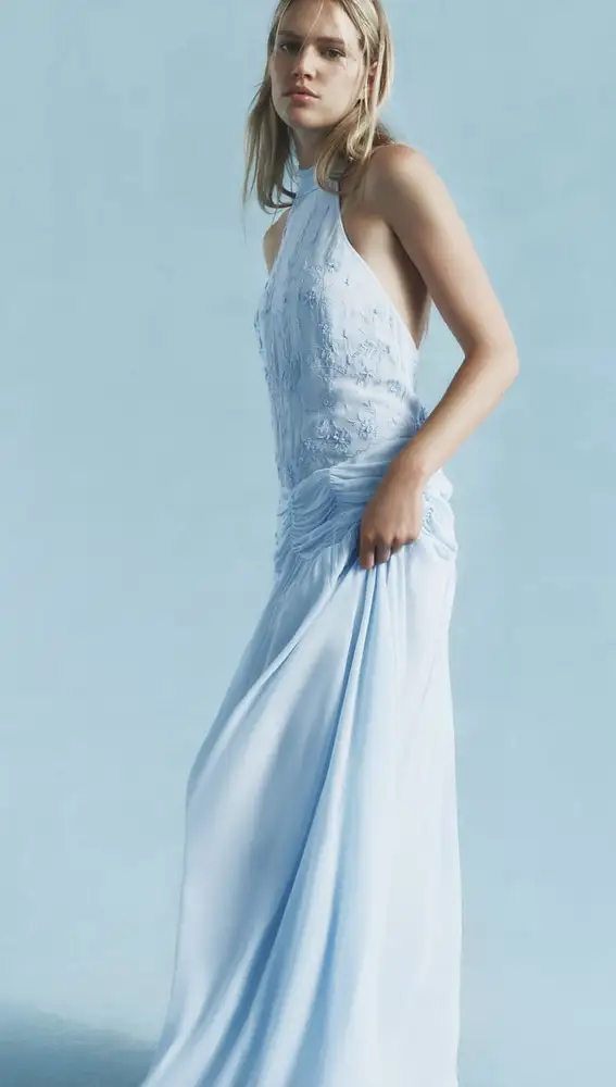 Vestido azul con el que se casaría una novia romántica.