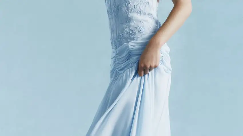 Vestido azul con el que se casaría una novia romántica.