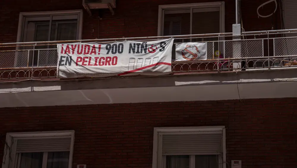 Pancartas contra la cocina en los balcones del barrio
