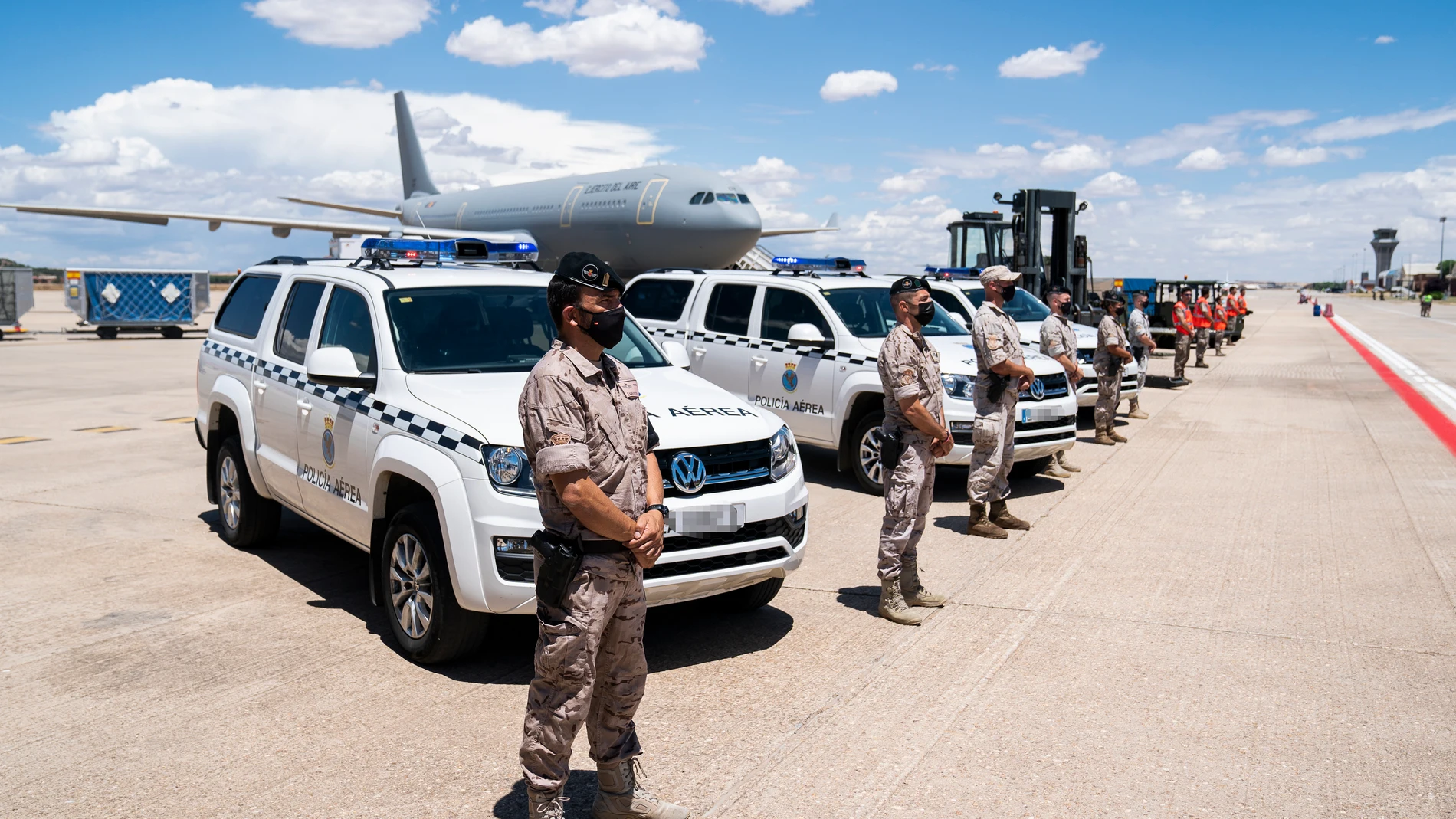 Vehículos y agentes de la Policía Aérea en la base aérea de Torrejón de Ardoz, con motivo de la Cumbre de la OTAN