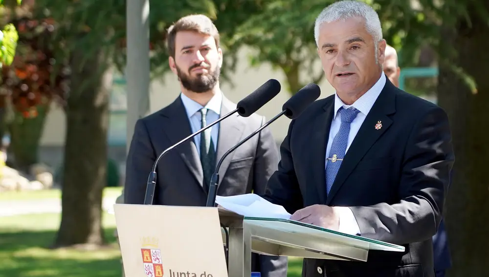 Lectura del manifiesto por parte del presidente de la AVTCYL, Sebastián Nogales, como recuerdo y un homenaje a las víctimas del terrorismo. Junto a él, el vicepresidente de la Junta de Castilla y León, Juan García-Gallardo