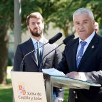 Lectura del manifiesto por parte del presidente de la AVTCYL, Sebastián Nogales, como recuerdo y un homenaje a las víctimas del terrorismo. Junto a él, el vicepresidente de la Junta de Castilla y León, Juan García-Gallardo