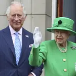 El príncipe Carlos junto a la reina Isabel II en Buckingham Palace