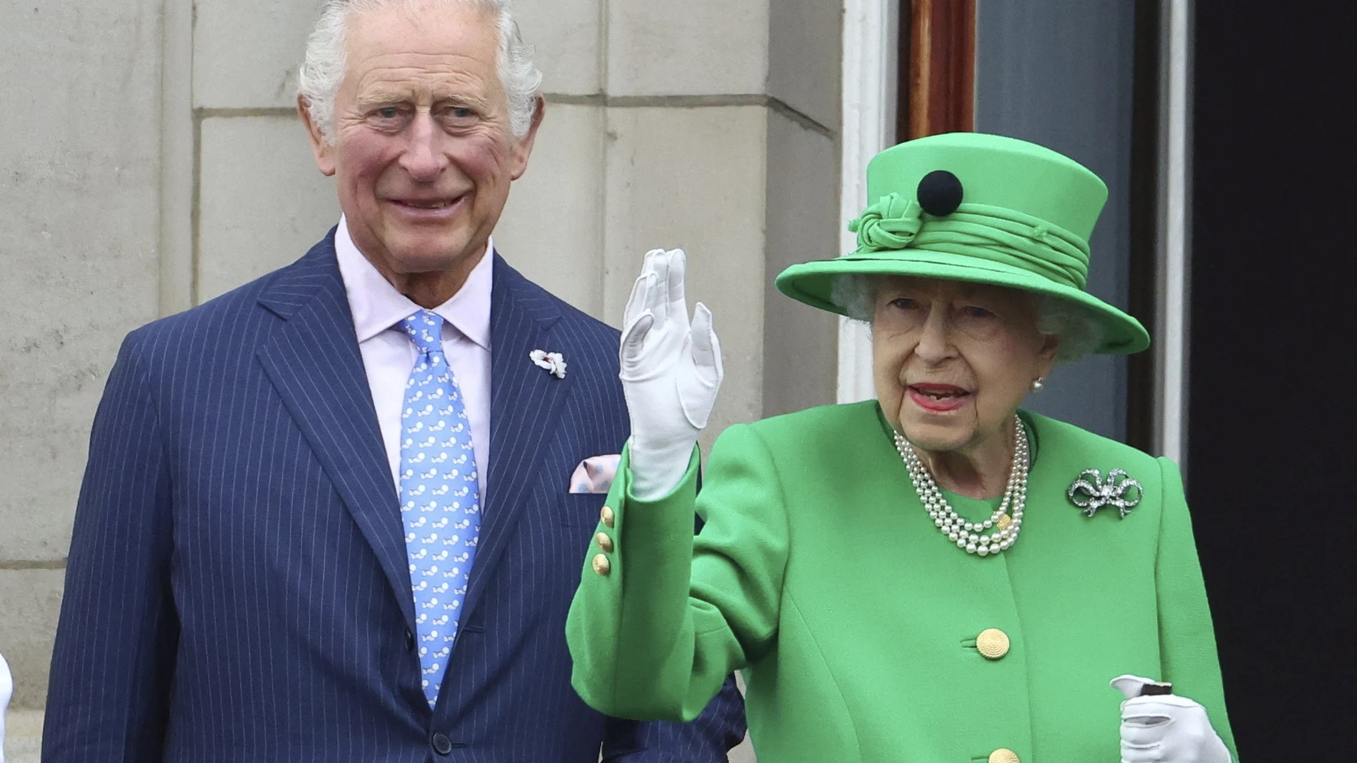 El príncipe Carlos junto a la reina Isabel II en Buckingham Palace