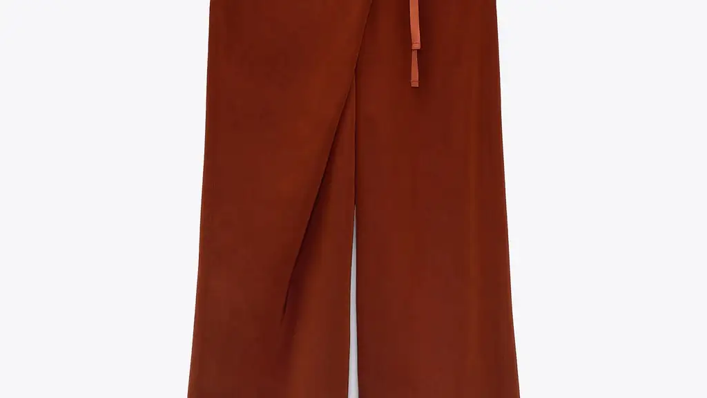 Pantalón pareo con cinta en la cintura, de Zara