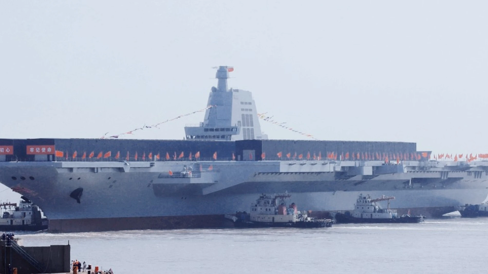 El portaaviones chino Fujian, tras su botadura cerca de Shanghai