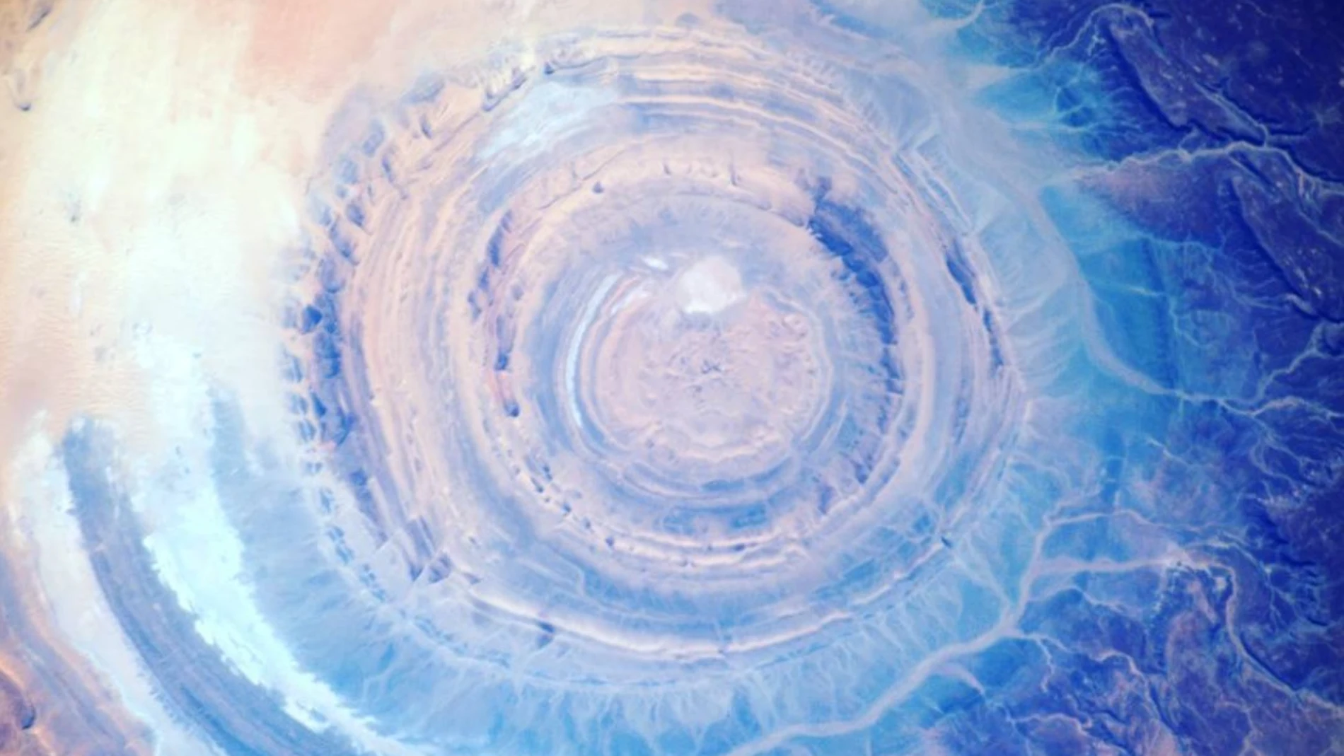 Fotografía del "Ojo del Sahara" tomada por el astronauta francés Thomas Pesquet y compartida a través de su cuenta de Instagram | Fuente: @thom_astro