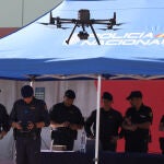 Agentes de seguridad testean un dron en las instalaciones del Centro de Coordinación (CECOR), desde donde se coordinará el despliegue de 6.550 policías nacionales y 2.400 guardias civiles