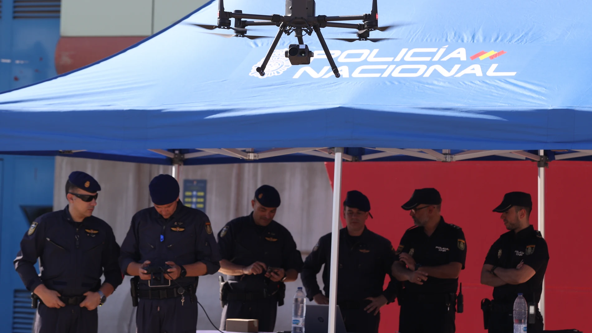 Agentes de seguridad testean un dron en las instalaciones del Centro de Coordinación (CECOR), desde donde se coordinará el despliegue de 6.550 policías nacionales y 2.400 guardias civiles