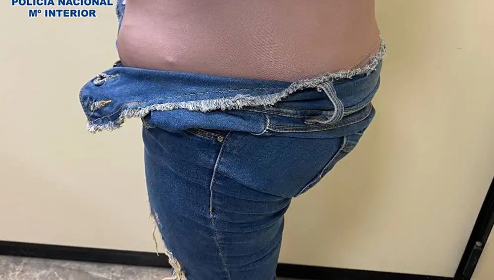 Faja con las bolas de droga en Barajas