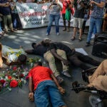 Unas doscientas personas, convocadas por la Asamblea por Andalucía, ya se concentraron anteriormente en la Plaza Nueva de Sevilla. EFE/Julio Muñoz