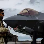 Un piloto pasa junto a un caza F-35 en una base de Italia