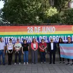 Virginia Barcones, delegada del Gobierno en Castilla y León, con miembros de la Fundación Triángulo