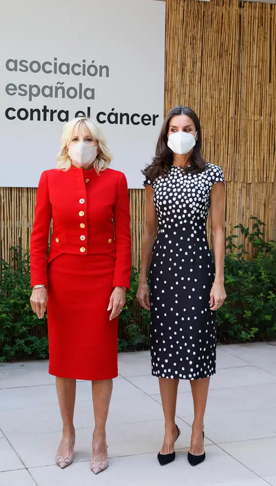 MADRID, 27/06/2022.- La reina Letizia posa este lunes junto a la primera dama de Estados Unidos, Jill Biden (i), durante su visita a la Asociación Española Contra el Cáncer (AECC) de Madrid. EFE/ Ballesteros