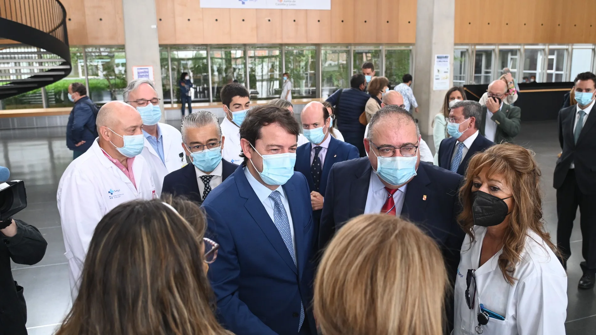 El presidente Fernández Mañueco y el consejero de Sanidad, Alejandro Vázquez, a su llegada al HUBU
