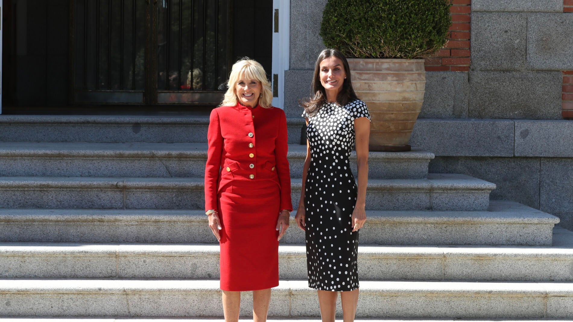 La Reina Letizia, la mejor anfitriona de las primeras damas en la cumbre de la OTAN los detalles de su encuentro con Jill Biden imagen foto imagen