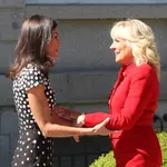La reina Letizia recibe este lunes a la primera dama de Estados Unidos, Jill Biden (d), en el Palacio de la Zarzuela de Madrid. EFE/Casa Real/José Jiménez