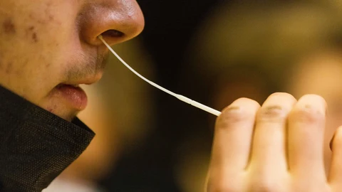 Un joven se hace un test de antígenos por la covid-19
