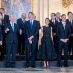 Joe Biden (2i); el Rey Felipe VI (c); la reina Letizia (3d); el presidente del Gobierno, Pedro Sánchez (2d), y el presidente de Francia, Emmanuel Macron (1d), posan a la cena previa de Gala Real