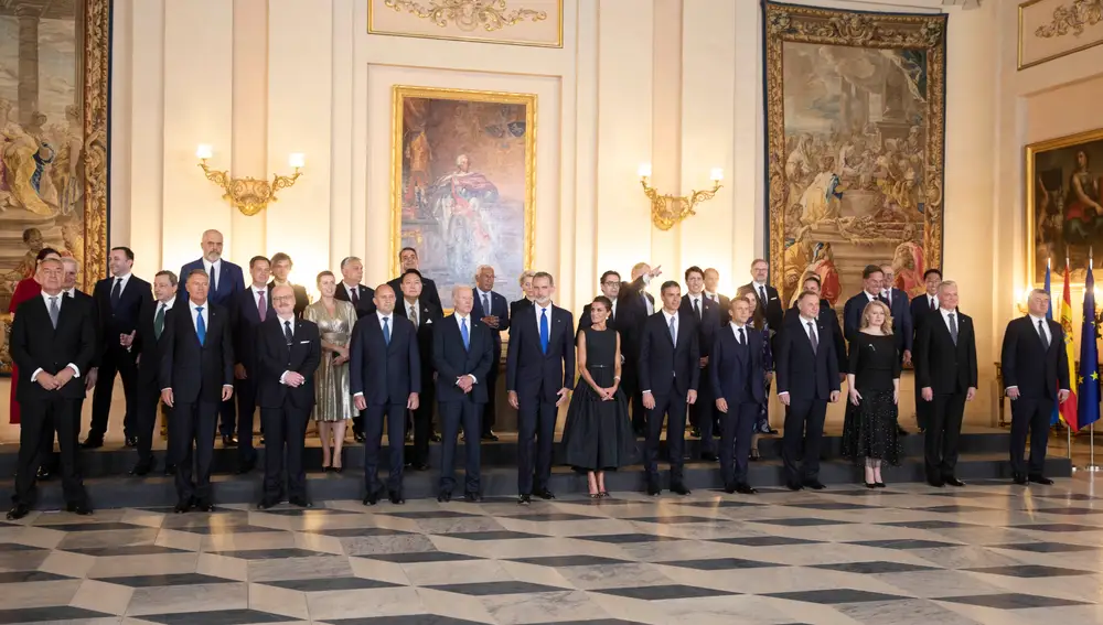 Foto de familia de la cumbre de la OTAN con los Reyes de España