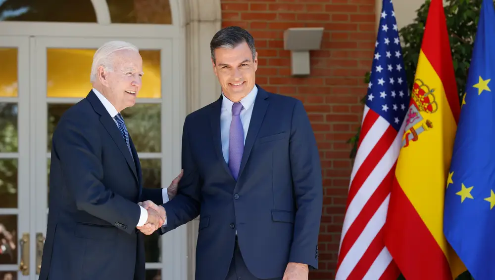 El presidente de Estados Unidos, Joe Biden, saluda a Pedro Sánchez