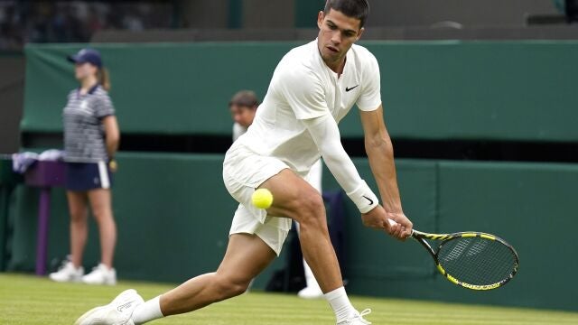 Carlos Alcaraz se dispone a golpear un revés a dos manos en su partido ante Struff