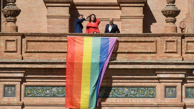 El delegado del Gobierno en Andalucía, Pedro Fernández (i), junto a Carla Antonelli, la primera diputada transexual de España