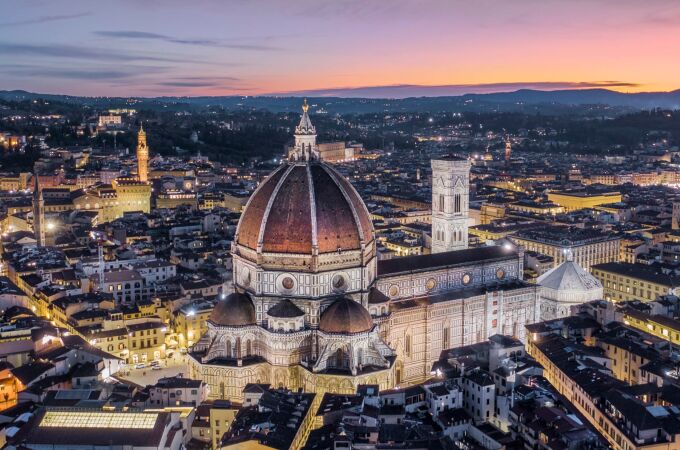 Una imagen tomada con un dron muestra la iglesia de Santa María del Fiore en Florencia, Italia, el 21 de junio de 2022.