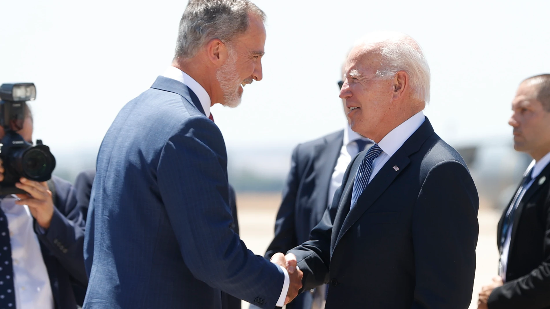 TORREJÓN DE ARDOZ (MADRID), 28/06/2022.- El rey Felipe VI (i) recibe al presidente de Estados Unidos, Joe Biden (d), este martes en la Base Aérea de Torrejón de Ardoz, en Madrid, para asistir a la cumbre de la OTAN que se celebra hasta el jueves 30 de junio. EFE/ J.J.Guillén POOL