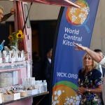La reina Letizia y la primera dama de EE UU, Jill Biden (i), junto al chef José Andrés (d), conversan con los encargados del food truck de la ONG World Central Kitchen (WCK), de José Andrés, este martes en Pozuelo de Alarcón (Madrid)