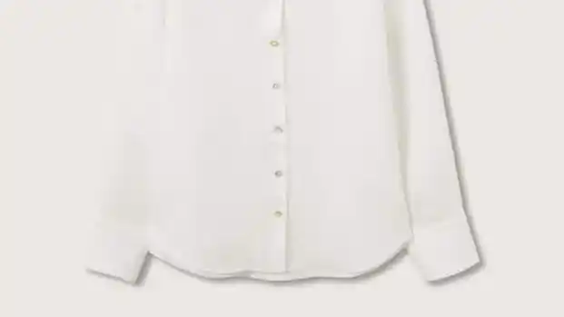 Camisa 100% lino en color blanco roto, de Mango