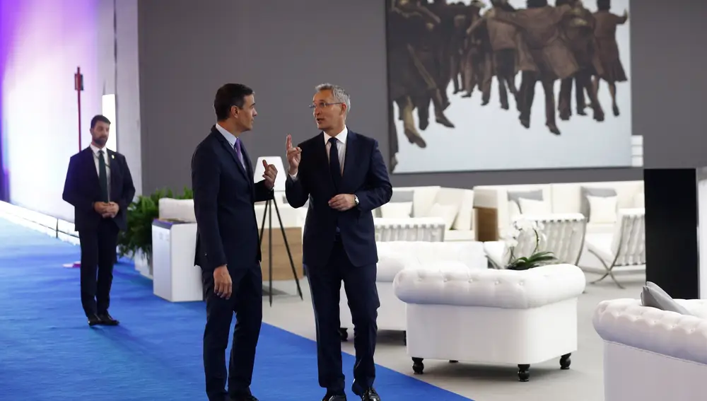 El presidente del Gobierno, Pedro Sánchez, y el secretario general de la OTAN, Jens Stoltenberg, conversan ante la obra de Juan Genovés, "El abrazo", símbolo de la Transición que se encuentra en las instalaciones del recinto IFEMA donde se celebrará la Cumbre de la OTAN. EFE/Rodrigo Jiménez