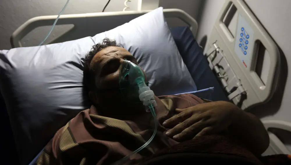 Un paciente recibe atención médica tras inhalar el gas de cloro tóxico en la explosión del puerto de Aqaba