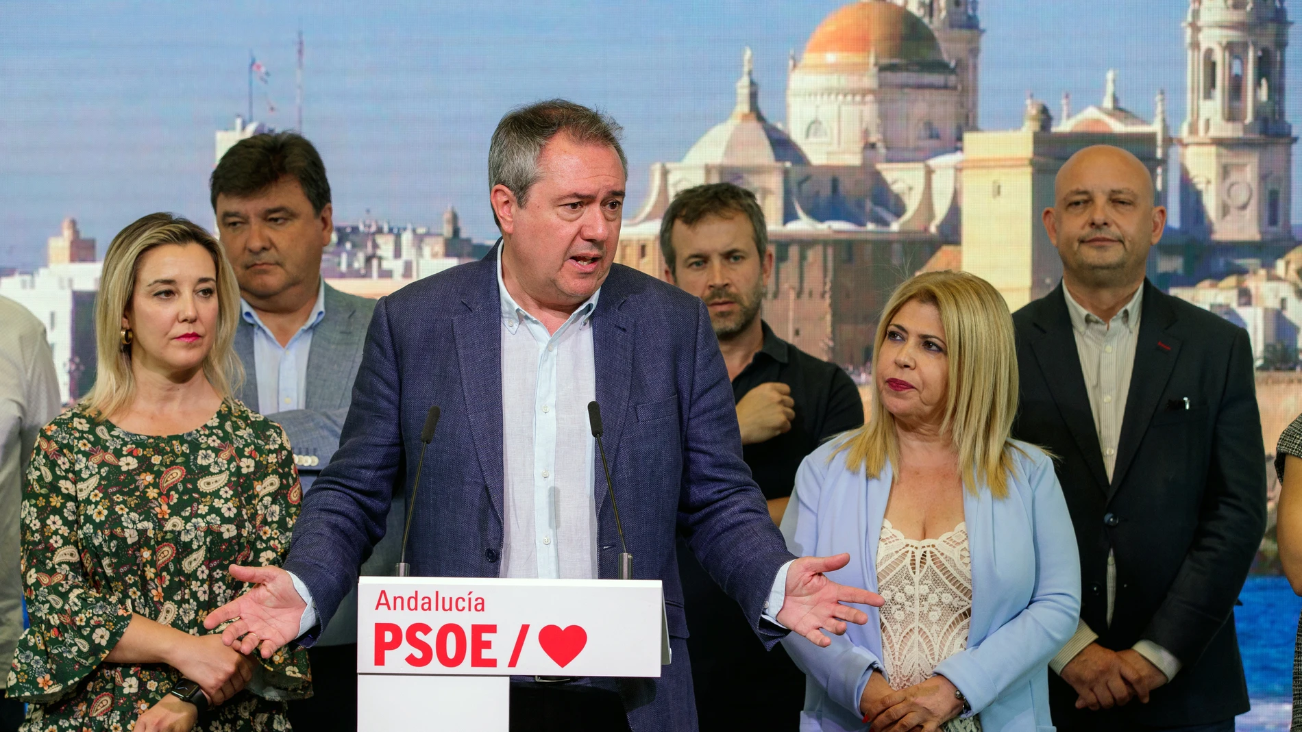 Juan Espadas, durante su comparecencia tras reunirse este martes en Sevilla con alcaldes socialistas de municipios andaluces de más de 50.000 habitantes