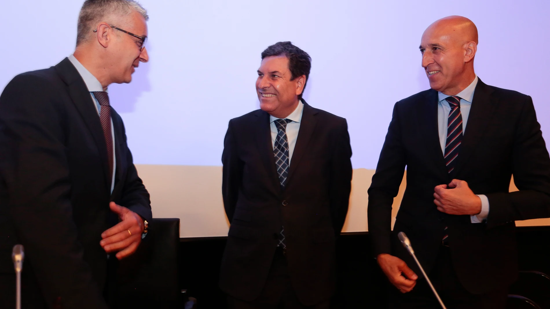 El consejero de Economía y Hacienda, Carlos Fernández Carriedo, y el alcalde de León, José Antonio Diez, inauguran la Jornada del Perte 'Oportunidades para el ecosistema de Castilla y León' que se celebra en el Parque Tecnológico de León