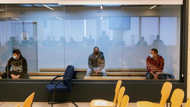 Mohamed Houli Chemlal (izda.) Driss Oukabir (centro) y Said Ben Iazza, durante el juicio por los atentados del 17-A