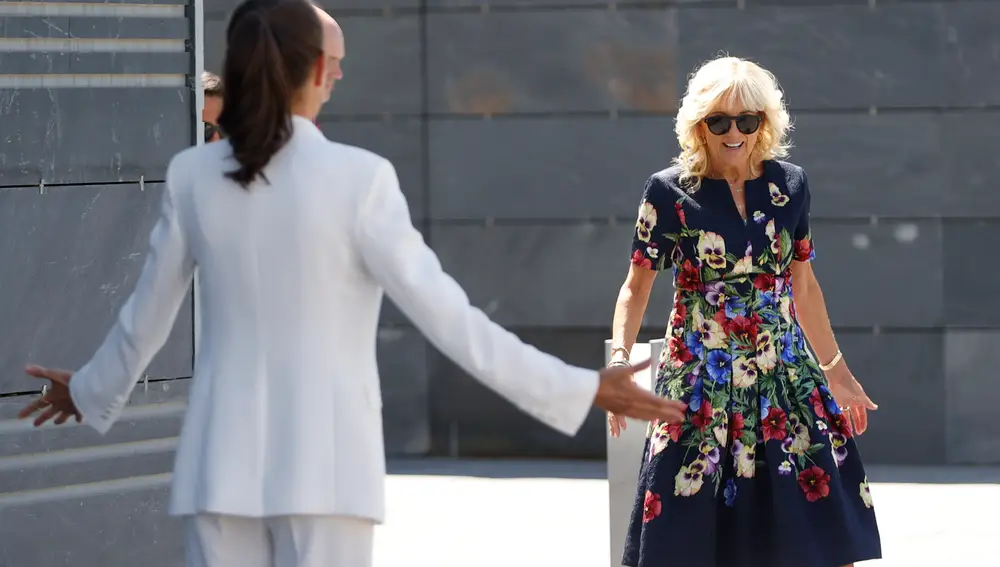 La Reina Letizia extiende sus brazos al recibir a Jill Biden