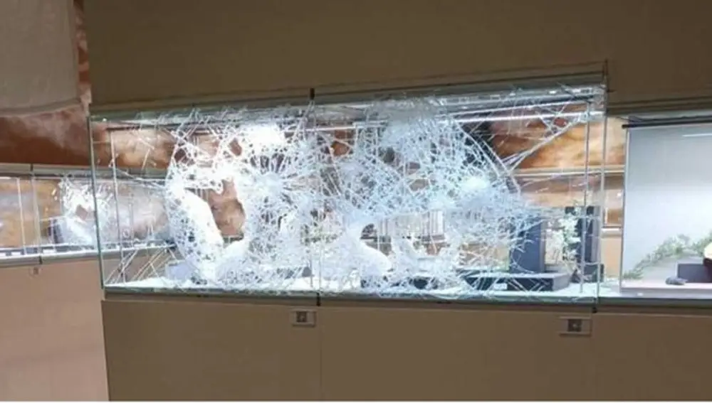 Otra de las imágenes del estado de la vitrina después del violento hurto
