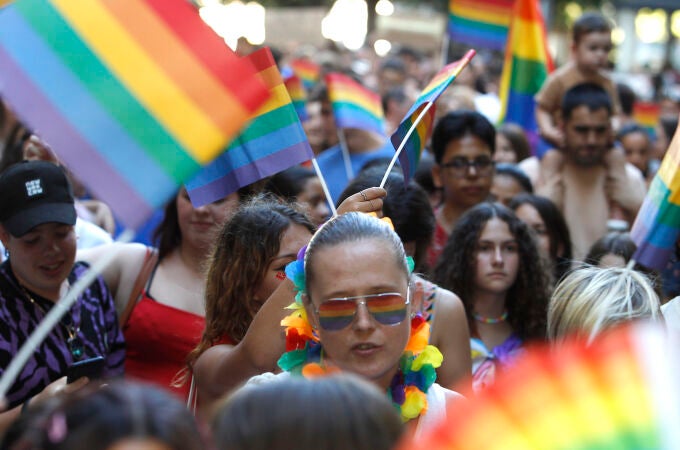 Varias personas durante una manifestación por el Orgullo LGTBI