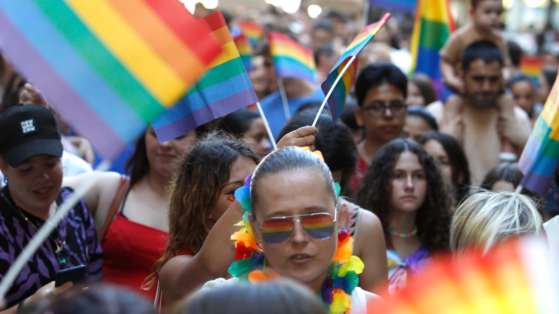 Varias personas durante una manifestación por el Orgullo LGTBI