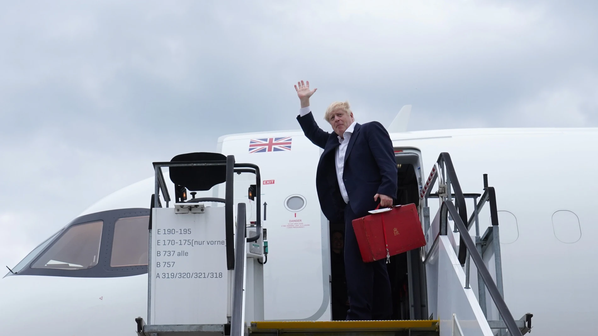 El primer ministro británico, Boris Johnson, antes de abordar en un avión en el aeropuerto de Munich después de asistir a la cumbre del G7 en Schloss Elmau